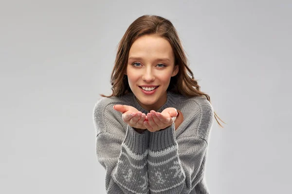 Frau im hässlichen Weihnachtspullover hält etwas — Stockfoto