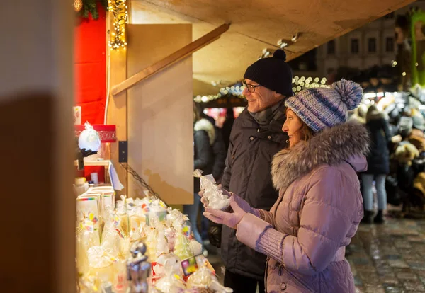 Heureux couple de personnes âgées étreignant au marché de Noël — Photo