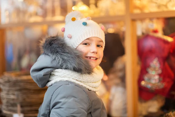 Heureuse petite fille au marché de Noël en hiver — Photo