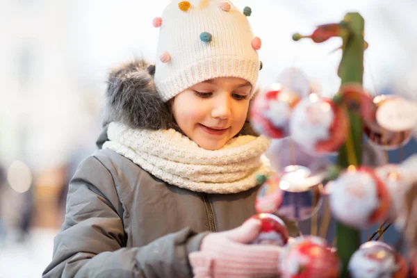 Petite fille choisir boules de Noël au marché — Photo