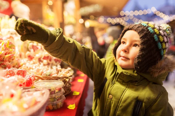 Little Boy w: Christmas Market Candy Shop — Zdjęcie stockowe