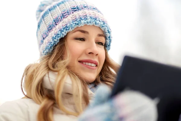 Vrouw met Tablet computer buitenshuis in de winter — Stockfoto