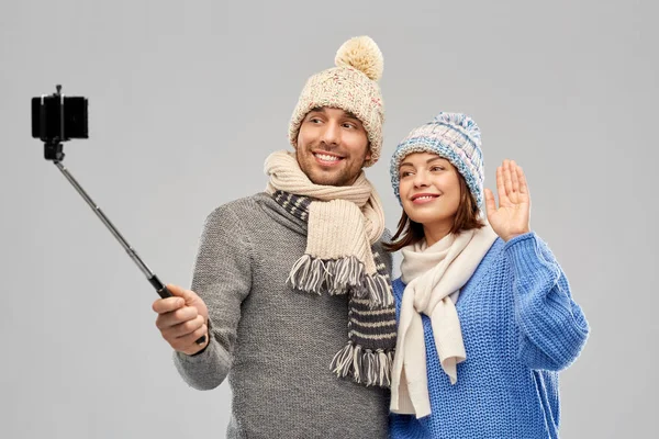 Heureux couple en hiver vêtements prendre selfie — Photo