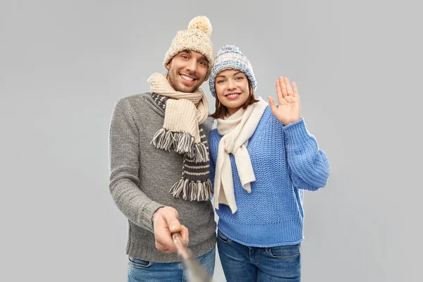 Heureux couple en hiver vêtements prendre selfie — Photo