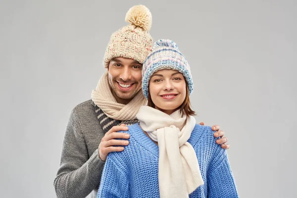 Coppia felice in abiti invernali — Foto Stock