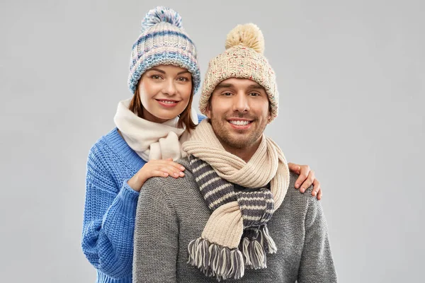 冬服で幸せなカップル — ストック写真