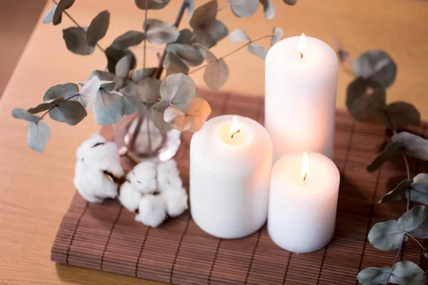 테이블에 유칼립투스의 촛불과 가지 — 스톡 사진