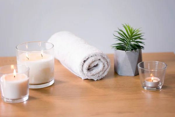 Queimando velas de fragrância e toalha de banho na mesa — Fotografia de Stock