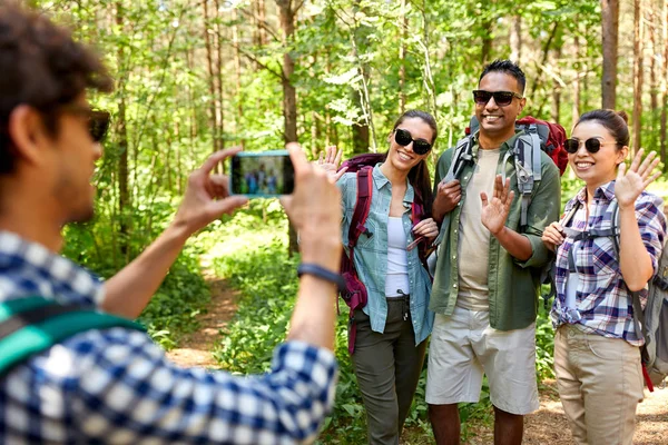 Friends with backpacks being photographed on hike — Stock Photo, Image