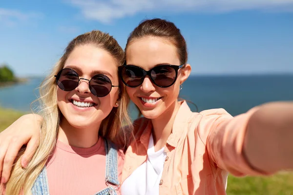 Ragazze adolescenti o amici che prendono selfie in estate — Foto Stock