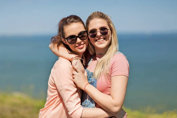 Meninas adolescentes ou melhores amigos à beira-mar no verão — Fotografia de Stock