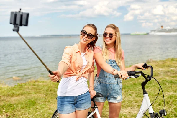 Yaz aylarında çekmek selfie ile bisiklet genç kızlar — Stok fotoğraf