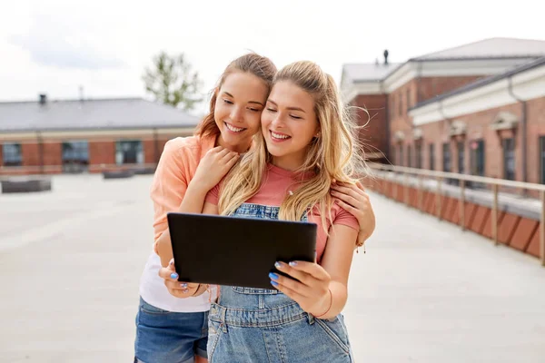 Meninas adolescentes com computador tablet no topo do telhado — Fotografia de Stock
