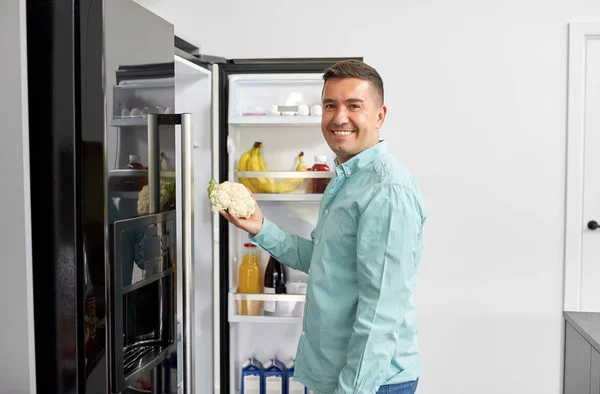 Ember vesz zöldséget hűtőszekrény az otthoni konyhában — Stock Fotó
