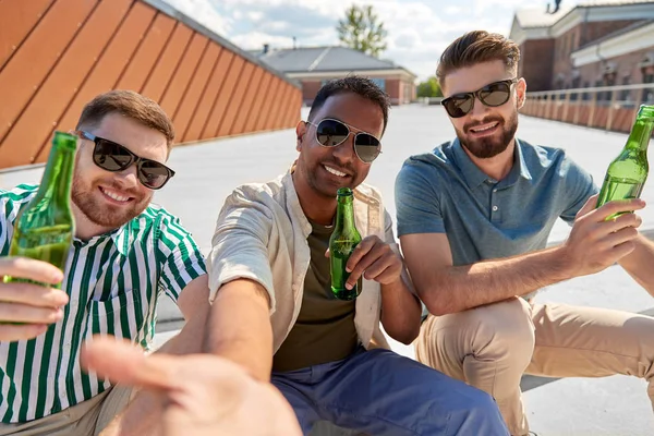 Homens bebendo cerveja e tomando selfie na rua — Fotografia de Stock