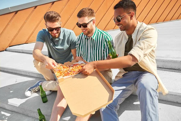 계단에서 맥주와 함께 피자를 먹는 남성 친구 — 스톡 사진