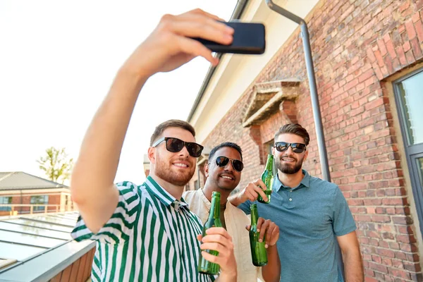 男性はビールを飲みスマホで自撮り — ストック写真