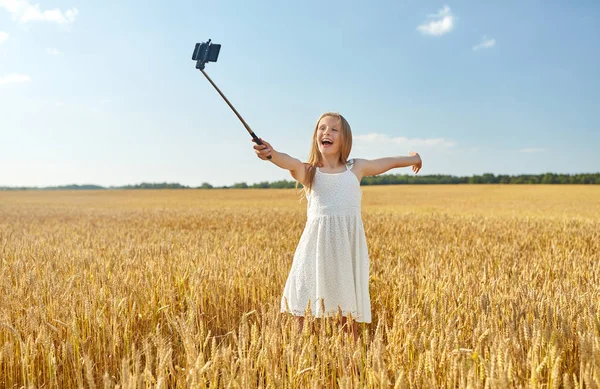 Lycklig ung flicka tar Selfie med smartphone — Stockfoto