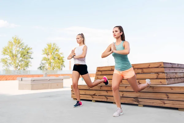 Vrouwen training en het doen van split squats — Stockfoto