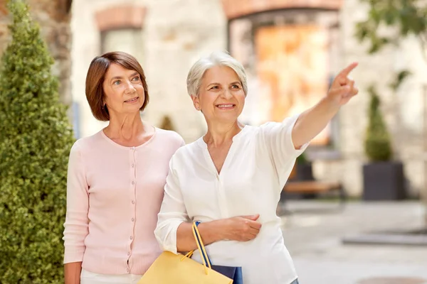 Donne anziane con borse della spesa in città tallinn — Foto Stock