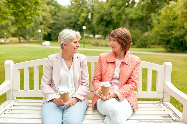 Mujeres mayores o amigos tomando café en el parque — Foto de Stock