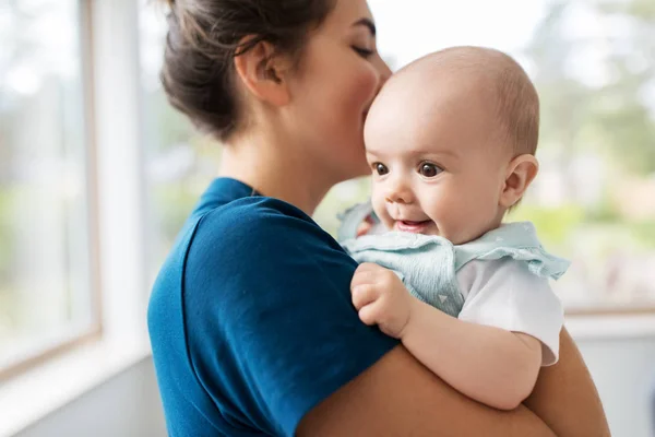 Mãe segurando bebê filha em casa — Fotografia de Stock