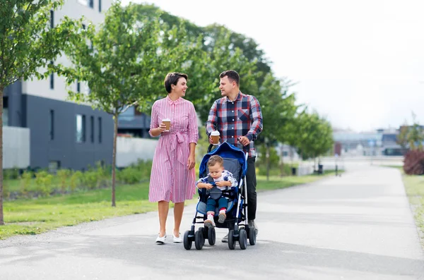 Familia con bebé en cochecito y café en la ciudad — Foto de Stock