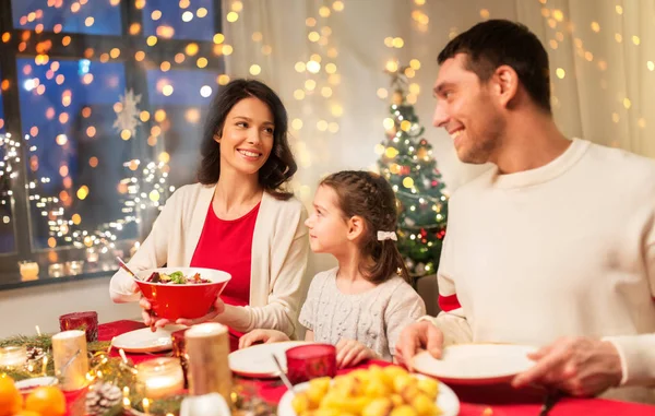 Mutlu bir aile evde Noel yemeği yiyor. — Stok fotoğraf