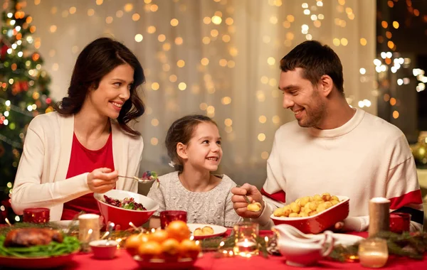 Mutlu bir aile evde Noel yemeği yiyor. — Stok fotoğraf