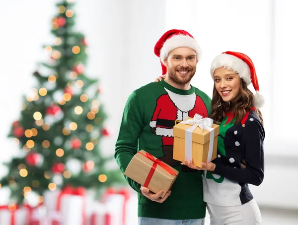 Ευτυχισμένο ζευγάρι σε πουλόβερ με χριστουγεννιάτικα δώρα — Φωτογραφία Αρχείου