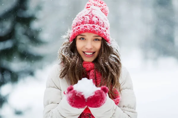 Retrato de jovem mulher com neve no parque de inverno — Fotografia de Stock