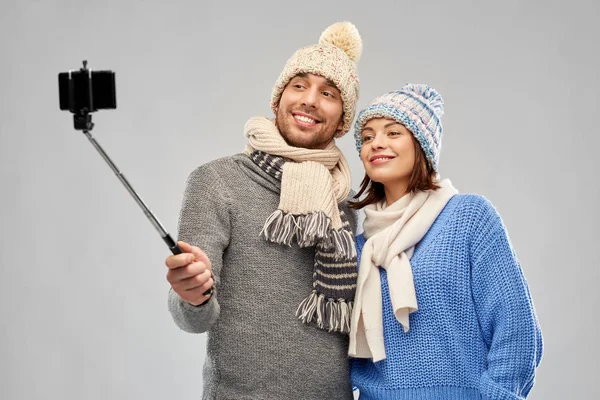 Heureux couple en hiver vêtements prendre selfie — Photo