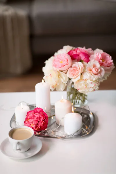 Café, velas, guirnalda y flores en la mesa —  Fotos de Stock