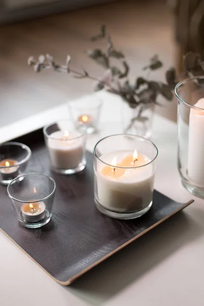 Queimando velas fragrância na mesa em casa aconchegante — Fotografia de Stock