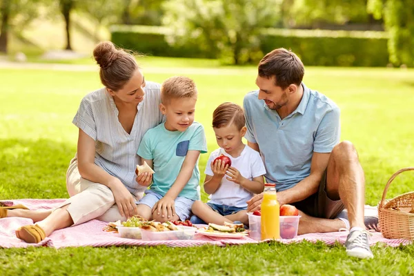 Mutlu aile yaz parkında piknik yapıyor. — Stok fotoğraf