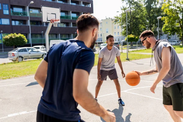 Groupe d'amis masculins jouant au basket de rue — Photo