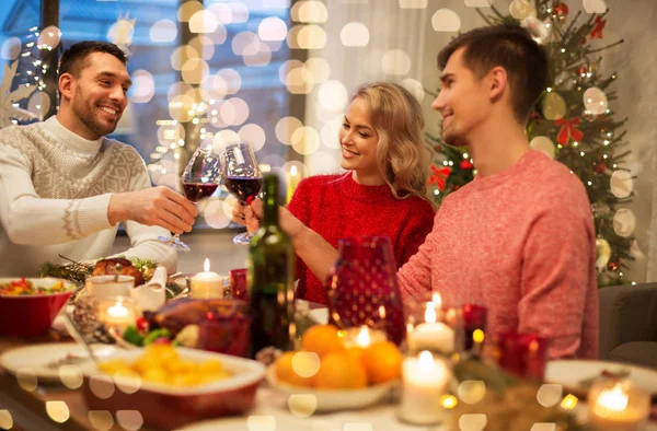 クリスマスパーティーで赤ワインを飲む幸せな友達 — ストック写真