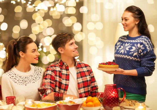 Heureux amis ayant dîner de Noël à la maison — Photo