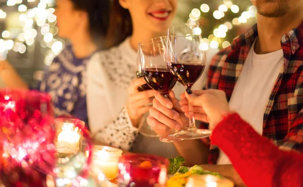 Close up of friends with wine celebrate christmas — Stock Photo, Image