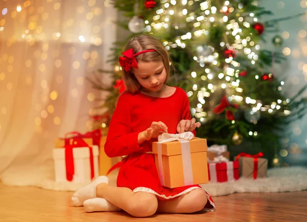 Κορίτσι με τα χριστουγεννιάτικα δώρα στο σπίτι — Φωτογραφία Αρχείου
