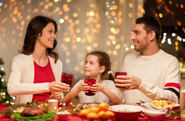 幸せな家族が家でクリスマスディナーを — ストック写真