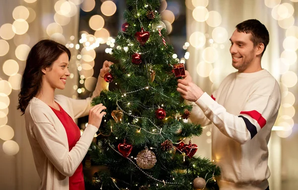 Heureux couple décoration arbre de Noël à la maison — Photo