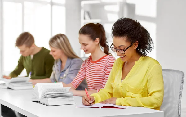 Middelbare scholieren met boeken en notebooks — Stockfoto
