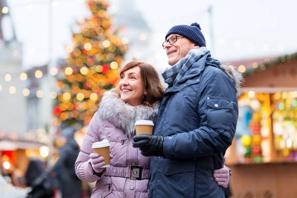 Senior paar met koffie op kerstmarkt — Stockfoto