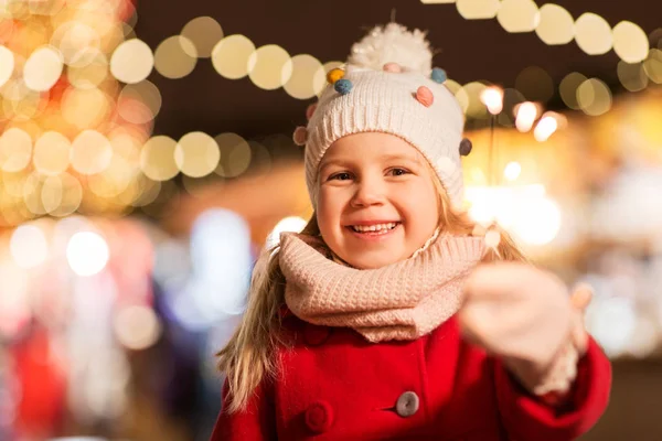 Chica feliz con bengala en el mercado de Navidad —  Fotos de Stock