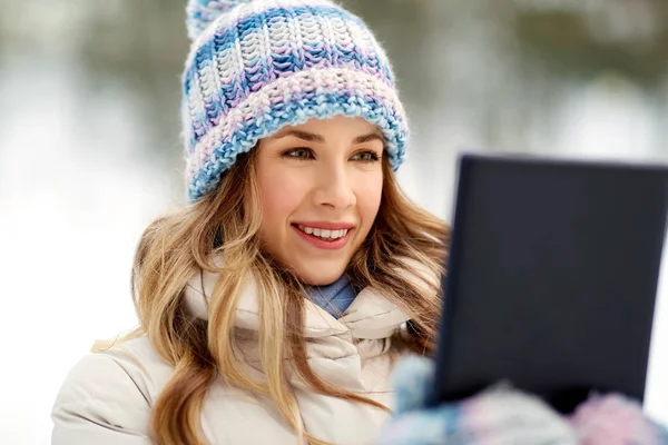 Kvinna med Tablet dator utomhus på vintern — Stockfoto