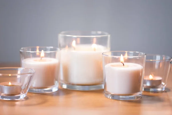 Queimando velas de fragrância branca na mesa de madeira — Fotografia de Stock