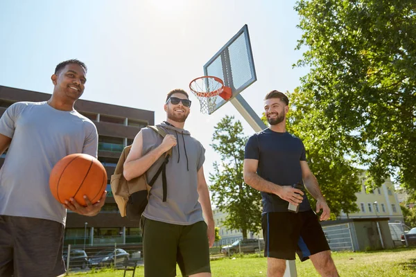 Grupo de amigos varones que van a jugar baloncesto — Foto de Stock