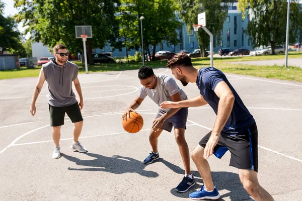 Group of male friends playing street basketball — Stock Photo, Image