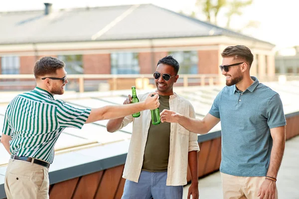 屋上パーティーでビールを飲む幸せな男性の友人 — ストック写真